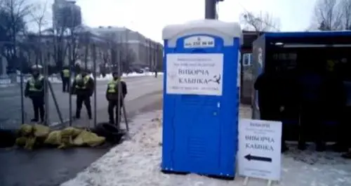L'offesa di Kiev alla Russia: voto vietato e finte urne nei bagni
