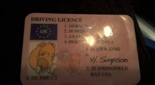 Inghilterra, guida con la patente falsa di Homer Simpson: denunciato