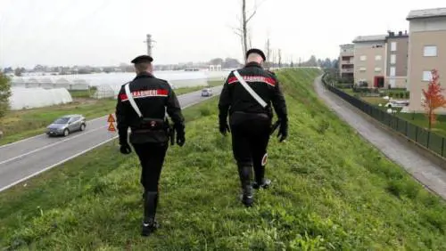 Abbandona le figlie a mendicare, rom denunciata