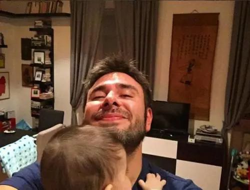 Pappe, pannolini e piscina: Di Battista papà dopo le elezioni