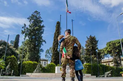 Gli auguri ai papà dell'Esercito: "Ai più grandi eroi dei nostri figli"