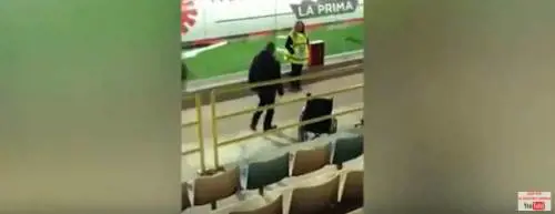 Foggia, entra allo stadio in carrozzina: poi si alza e va in tribuna