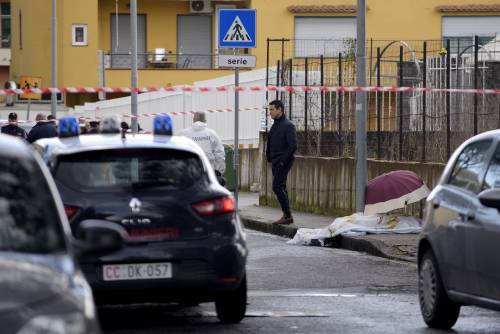 Napoli, donna uccisa davanti scuola: aveva accompagnato i figli
