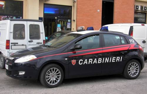 Napoli, residenti gettano acqua sui carabinieri per impedire un arresto