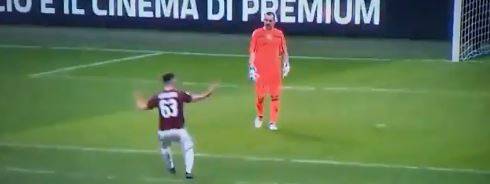 Milan-Chievo, l'arbitro convalida il gol e Cutrone è pazzo di gioia