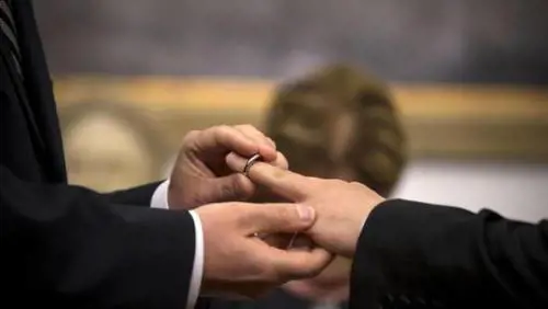 "Niente Festa del papà per non urtare famiglie gay"