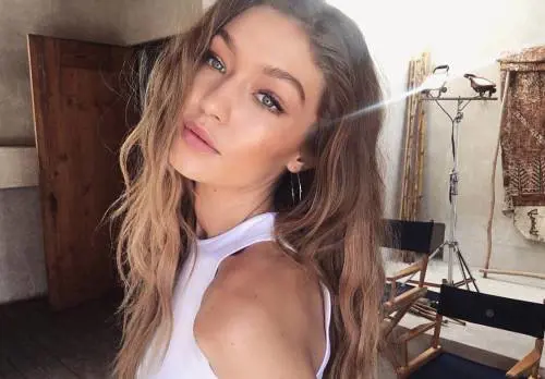 Gigi Hadid si scusa dopo la foto con la pelle scura su Vogue