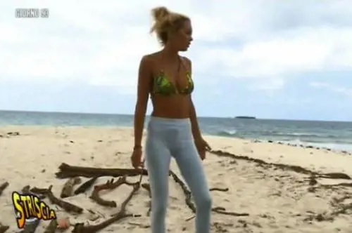 Isola dei Famosi, Elena Morali ha un telefono nella tuta? Interviene il suo fidanzato