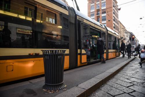 La fermata del tram dove Frankline Njuakeh ha preso a sprangate un passante