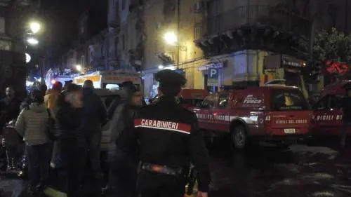 Catania, esplosione per la fuga di gas: travolti i pompieri, tre i morti
