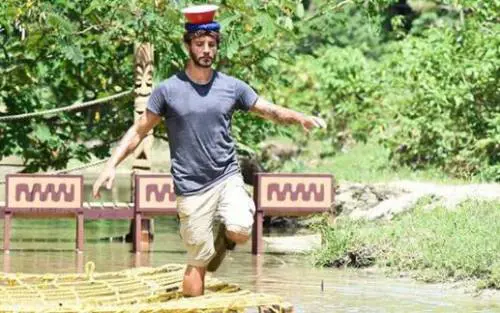 Isola dei Famosi, imbarazzo per De Martino: "Ma sei single?"