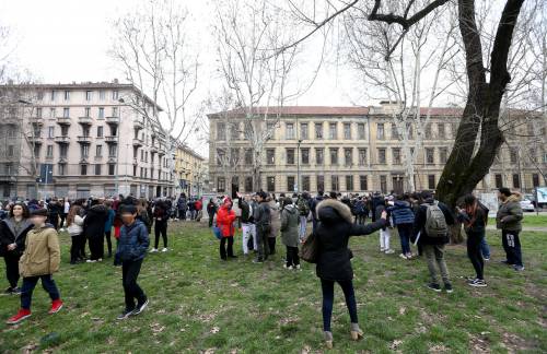 Falso allarme bomba a scuola, ore di traffico in tilt