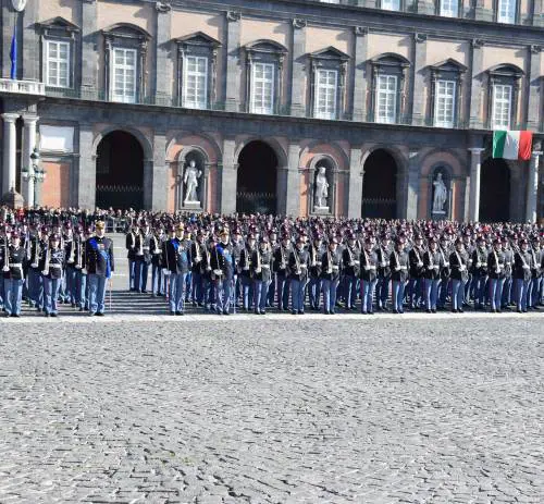 Gli anti bamboccioni tutti divisa e niente social