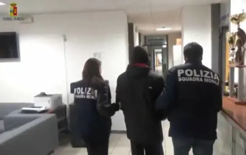 Ghanese choc mentre è ai domiciliari: torture con le sigarette e stupri