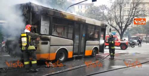 Bus in fiamme a Genova: panico tra passeggeri