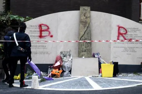 Sfregiata la lapide che ricorda il sacrificio della scorta di Moro
