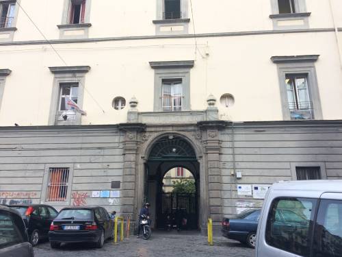 Scuole senza manutenzione: a Napoli bagni per le alunne off-limits in una media 