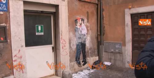 Il murale a Montecitorio: bacio tra Salvini e Di Maio
