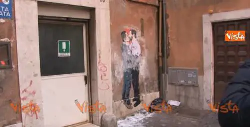 Il murale a Montecitorio: bacio tra Salvini e Di Maio
