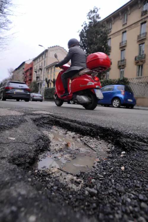 Buche in strada? A Marano le coprono con la spazzatura