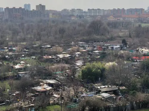 Ecco la baraccopoli di Milano: "È il risultato del buonismo"