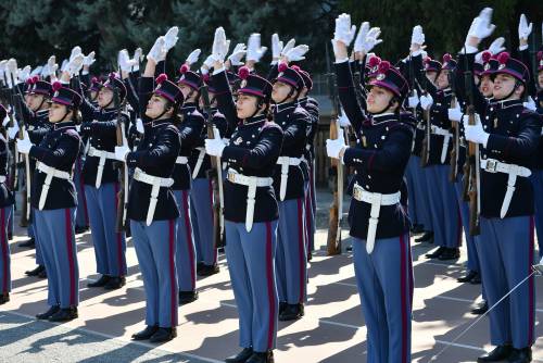 Davanti al capo dell'esercito giurano i cadetti della Teuliè