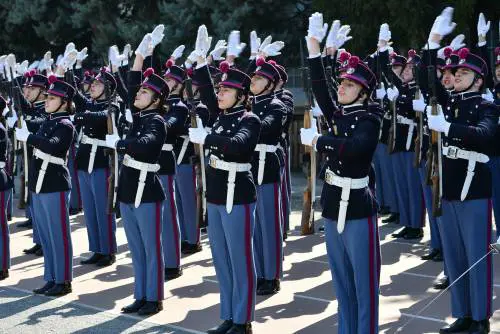 Davanti al capo dell'esercito giurano i cadetti della Teuliè
