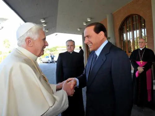 Le strette di mano col Cav che Di Maio snobba