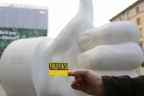 E a Milano spunta un "Like" gigante