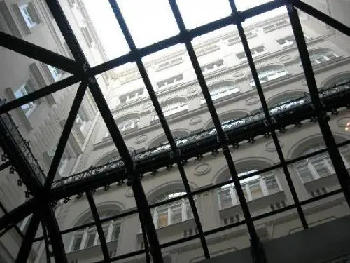 Studente morì a scuola cadendo, preside e docente indagati 