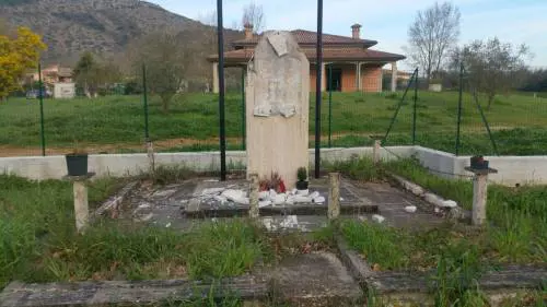 Stele di Pontecorvo fatta a pezzi: la rivendicazione dell'estrema destra