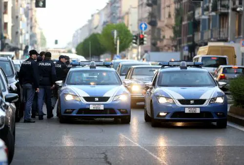 Romeno tenta due furti. Poi distrugge a testate il lunotto della polizia