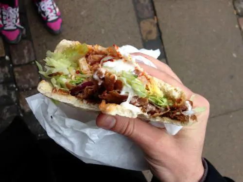 Cameriera del fast food sputa sui panini