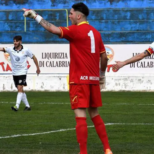 Incredibile in Serie D: il portiere fa pipì dietro al palo e l'arbitro lo espelle