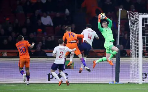 Il portiere di Sua Maestà è precario: Pickford in prova
