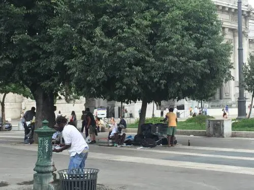 Rischia la vita l'operatore ferito da un profugo