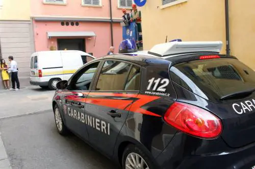 Fuggono con la Porsche dell'imprenditore che hanno appena rapinato