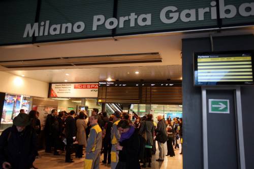 Un treno in corsa lo colpisce: uomo di 50 anni si frattura l'anca
