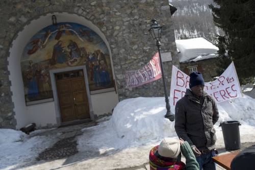 Migranti occupano la chiesa al gelo. Il prete con la scopa: "Andate via"