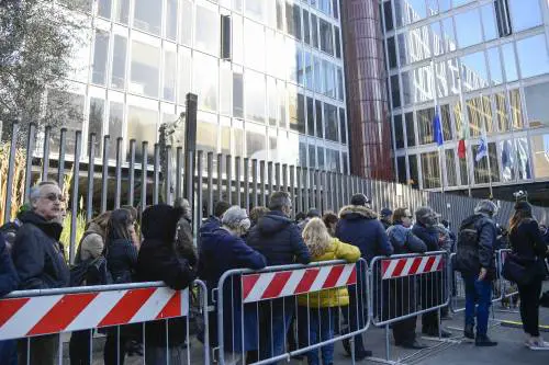 Migliaia di persone in coda: l'ultimo abbraccio a Frizzi