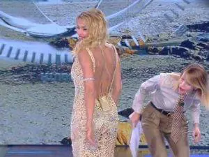 Isola dei Famosi, incidente hot per Valeria Marini: il vestito si strappa sul lato b