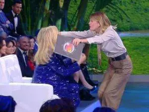 Isola dei Famosi, Alessia Marcuzzi: "Mara ha la gastroenterite"