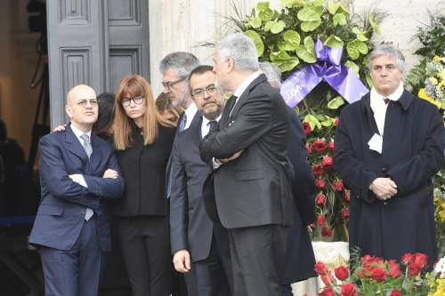Frizzi saluta dal maxischermo "Addio combattente col sorriso"