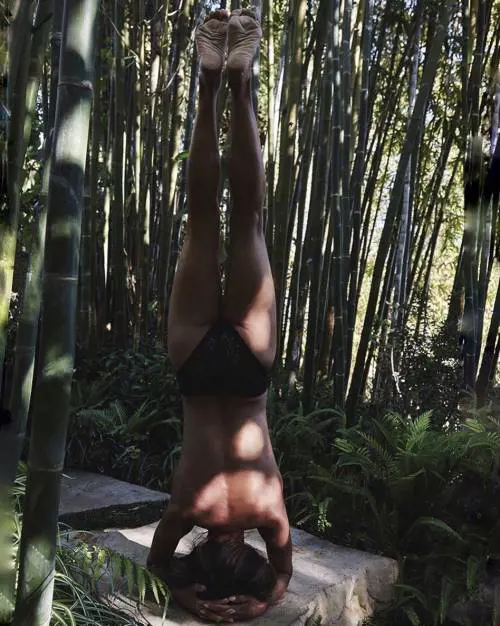 Halle Berry topless su Instagram