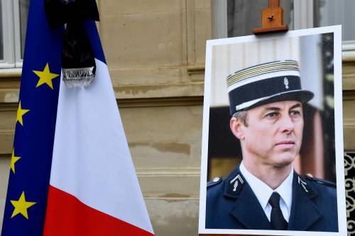 La Francia s'inchina al gendarme eroe