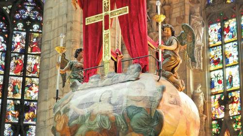 Pasqua tra luoghi sacri preziose reliquie Via Crucis e riti antichi