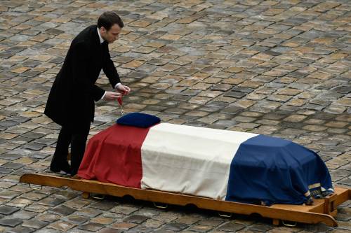 Parigi, onore al gendarme eroe. Ma nuovo blitz contro gli ebrei