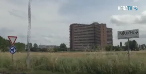 L'orribile cumulo di ossa umane a due passi dall'hotel dei migranti