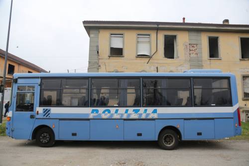 Roma, rifugiati sudanesi occupano palazzina. Ora la polizia li sgombera