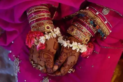 Pakistan, rapiscono minorenne e la costringono a convertirsi all'islam